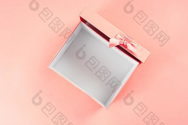 前视图打开礼物盒子粉红色的背景