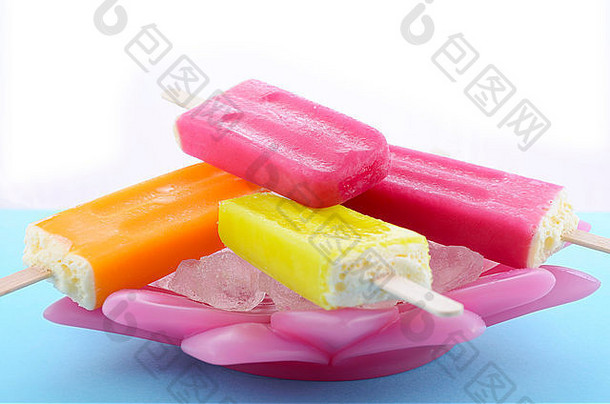 夏天概念明亮的颜色冰流行冰面霜冰漂亮的粉红色的碗蓝色的背景