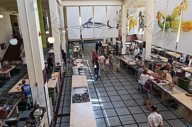 葡萄牙，FUNCHAL——6月25日：Mercado Dos Lradores的鲜鱼。2015年6月25日，在葡萄牙马德拉岛。
