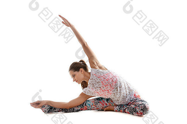白色背景瑜伽女孩练习（头到膝盖倾斜）