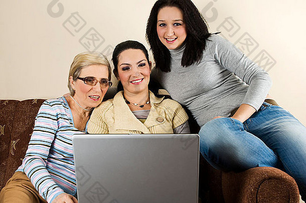 妈妈。女儿坐着移动PC有趣的移动PC微笑谈话