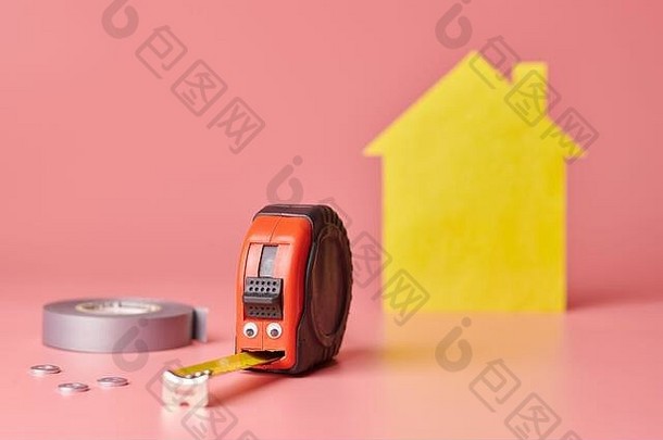 房子改造有趣的概念金属磁带测量修复项目首页修复重新装修了概念黄色的房子形状的数字粉红色的巴克