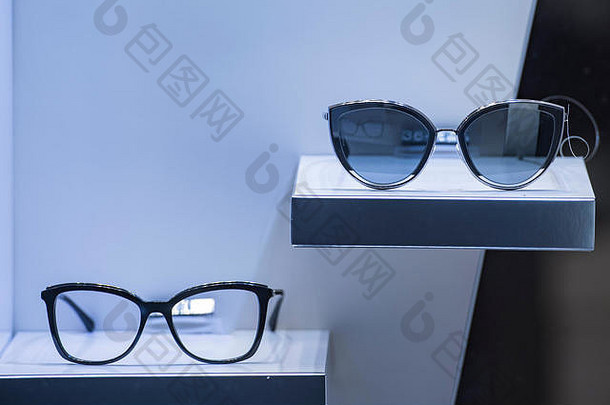 巴黎一家商店的太阳镜和眼镜
