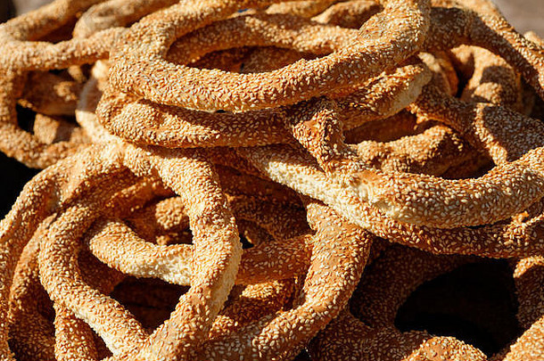 Koulouri thessalonikis，一种传统的希腊芝麻面包圈食谱。