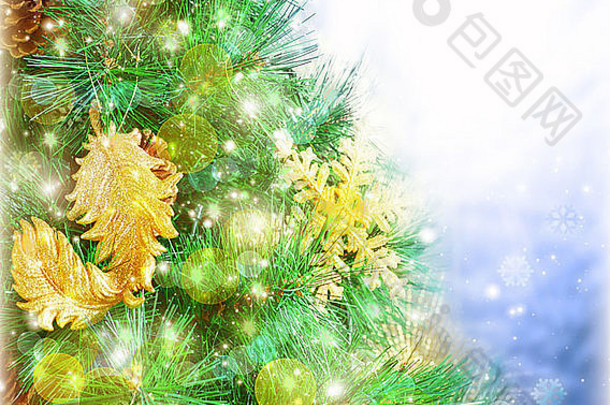 圣诞树边框图片，绿色松树装饰着金色的雪花，孤立在蓝色模糊的背景上