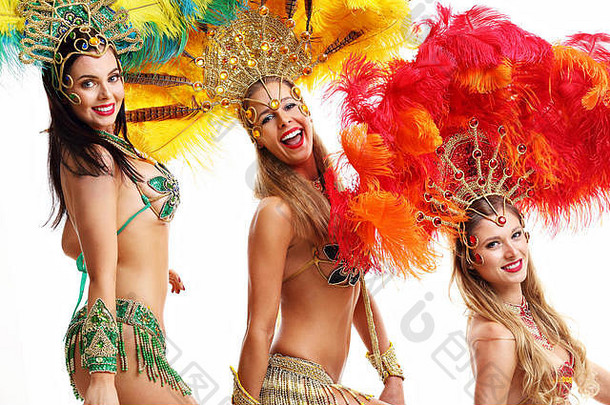 巴西妇女在白色背景下跳桑巴舞