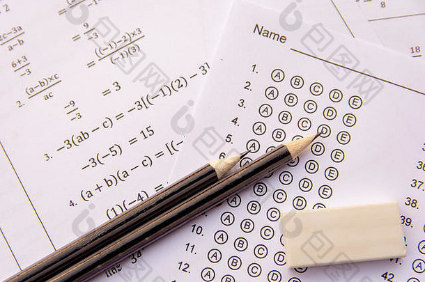 答案纸上的铅笔和橡皮擦或标准化考试表格上的答案冒着气泡。选择题<strong>答卷</strong>