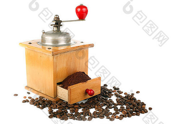 木制咖啡磨和咖啡豆分离在白色表面