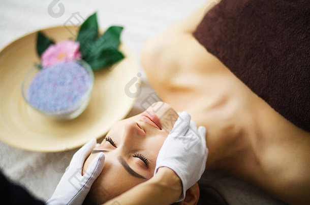 美护理年轻的女人放松水疗中心沙龙皮肤护理脸