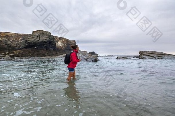 冒险探索女人在海滩上行走旅行者风景摄影与桥相机在海上悬崖海滩<strong>旅游照片</strong>
