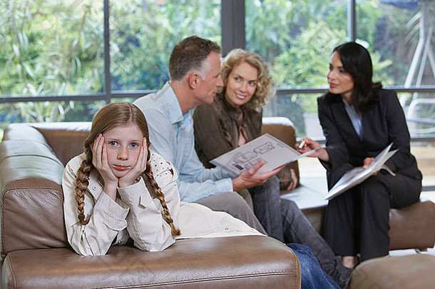 父母与无聊的女儿（7-9岁）和房地产经纪人讨论新房产