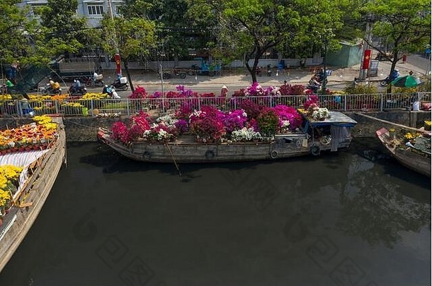 鸟瞰西贡或越南<strong>胡</strong>志明市的漂浮花卉市场。特运河上的市场在春节或农历新年期间开放