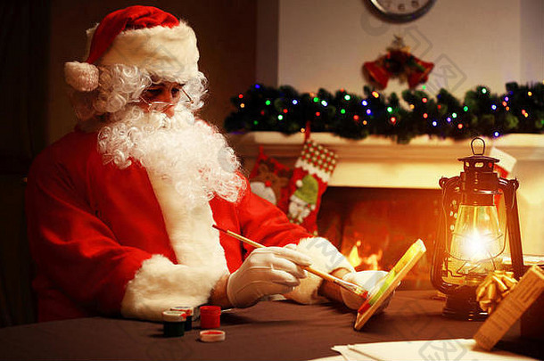 圣诞节概念圣诞老人老人使玩具关闭圣诞节装饰木表格
