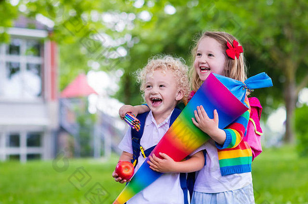 孩子们正在上学。<strong>开学</strong>第一天，男孩和女孩拿着传统的甜筒。拿着书的<strong>小学</strong>生