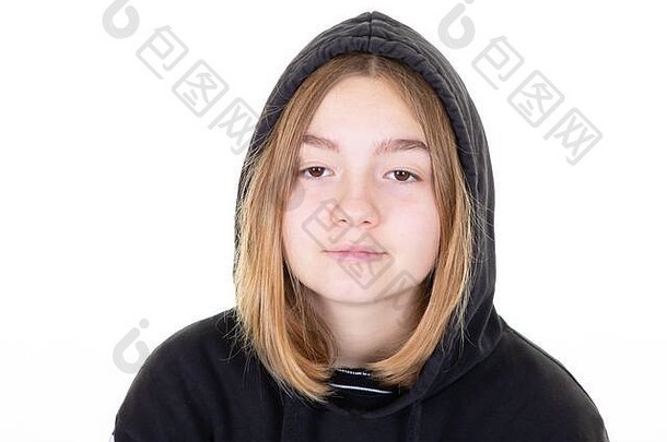 年轻的十几岁的女孩穿黑色的连帽衫棉花运动衫白色墙背景