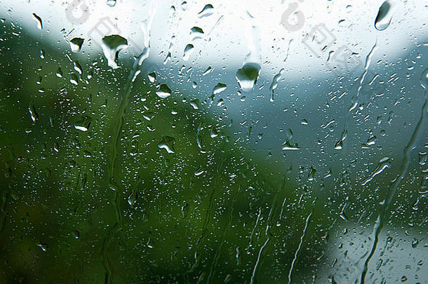 透过车窗的雨天景观
