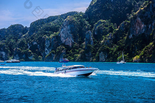 摩托艇和悬崖岩石，菲律宾岛，安达曼海，克拉比，泰国