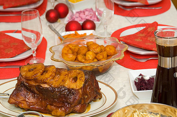 在圣诞餐桌上摆上传统的北欧圣诞晚餐