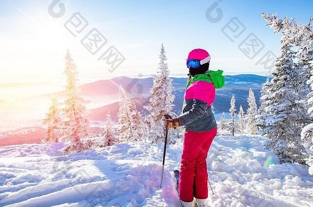 滑雪滑雪下坡高山冬天森林
