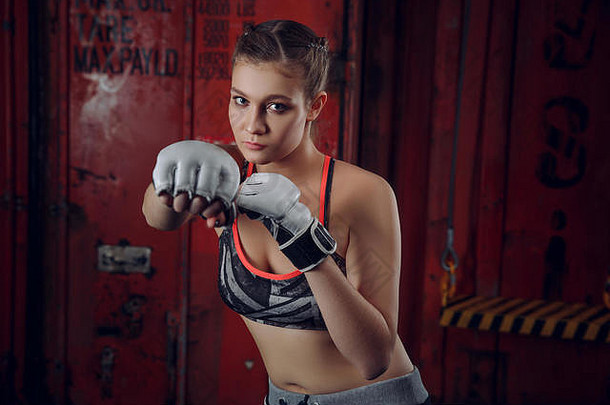 拳击手MMA女拳击手戴着手套摆出自信的防守姿势
