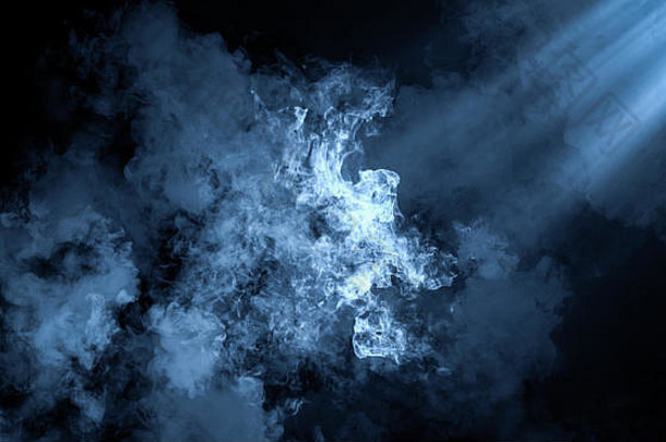 抽象蓝烟蒸汽在黑色背景上移动。芳香疗法的概念。聚光灯纹理