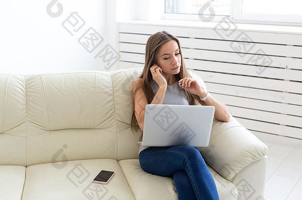 自由人概念年轻的女人坐着沙发工作移动PC