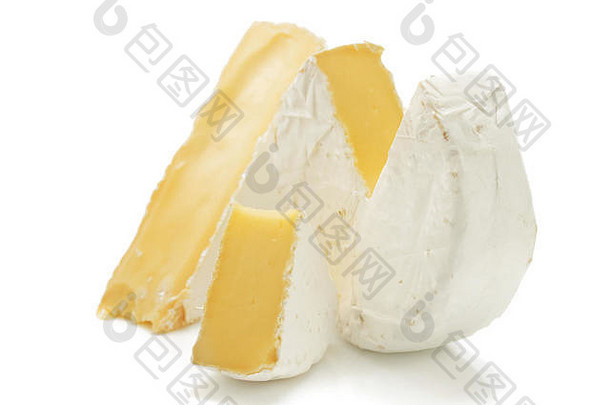白色背景上隔离的一块奶酪