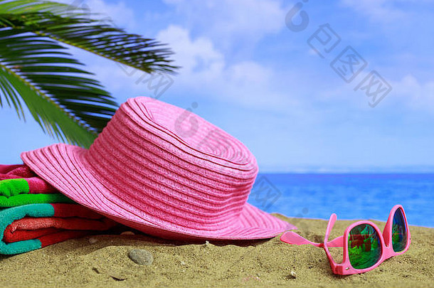 暑假概念-沙滩上的太阳镜和帽子-复印空间