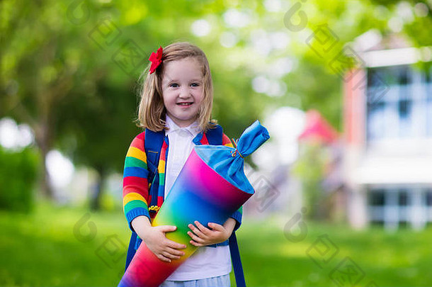 <strong>开学</strong>第一天，快乐的孩子拿着传统的德国糖果筒。拿着书的<strong>小学</strong>生很兴奋能回到学校。