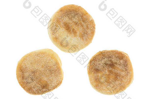 三个新鲜出炉的英国松饼的俯视图，在白色背景上分离。