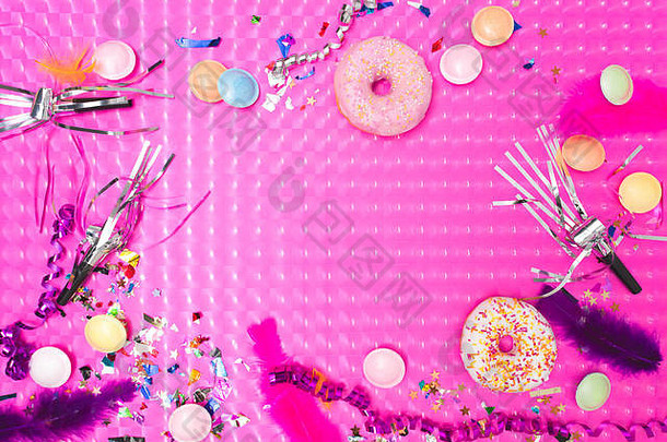 粉色狂欢节效果背景，搭配各种狂欢节用具