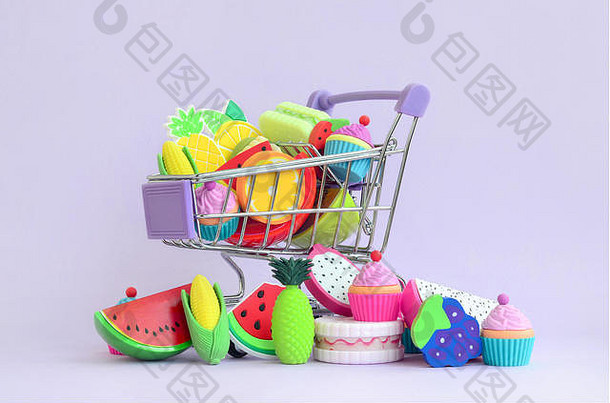 购物车顶部装满了紫色背景上的新鲜水果。在线购买食物和水果的概念。减肥食品