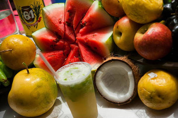 热带水果是制作caipirinha等异国风味鸡尾酒的最佳原料