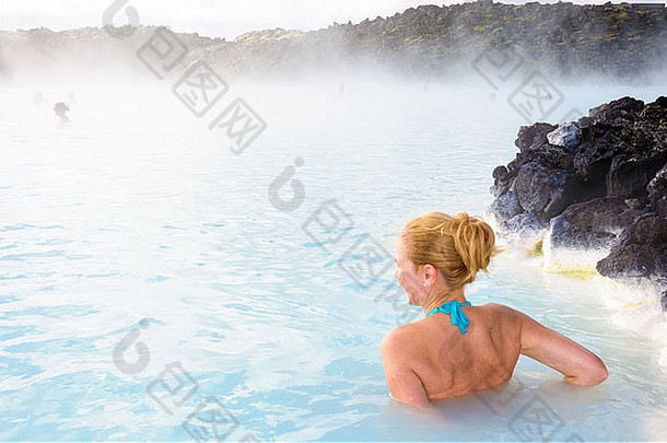 美丽的年轻的女人蓝色的环礁湖地热春天冰岛