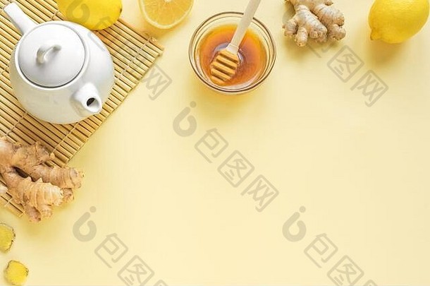 加蜂蜜的姜柠檬茶。用柠檬和姜加热免疫增强茶。杯子，茶壶，黄色粉彩背景上的姜根，空间，顶部