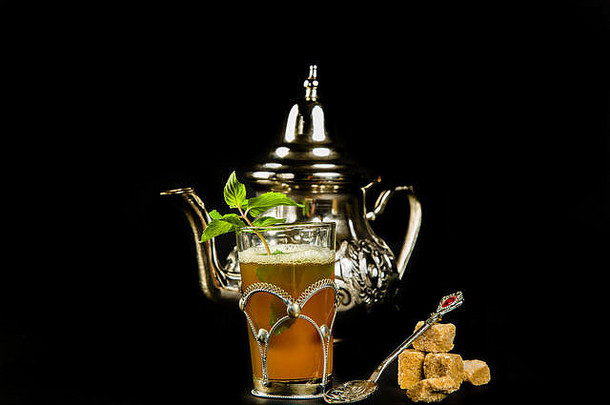 真正的摩洛哥薄荷茶原始杯茶壶黑色的背景