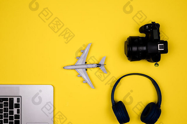 旅行概念展示笔记本电脑、飞机、照相机和耳机