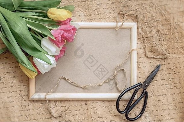 木架郁金香特写花卉俯视图，复古背景，花店剪刀，极简主义。春假、礼品的概念