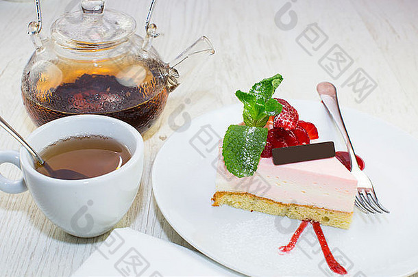 甜点，桌上的一块蛋糕和一杯茶