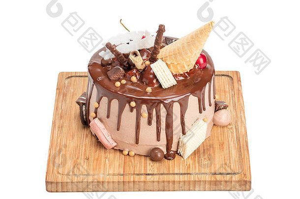 美味的巧克力湿透表面蛋糕在白色背景上隔离，在整个景深中有剪切路径。