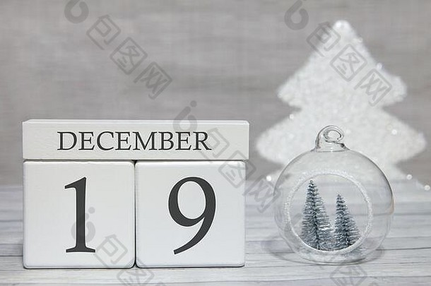 立方体用文字从数字和月份、12月19日到<strong>年底</strong>进行总结。