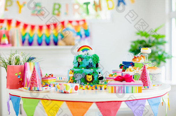 为孩子们庆祝生日准备的蛋糕。丛林动物主题儿童聚会。男孩或女孩生日装饰房间。带有礼物的表格设置，gif