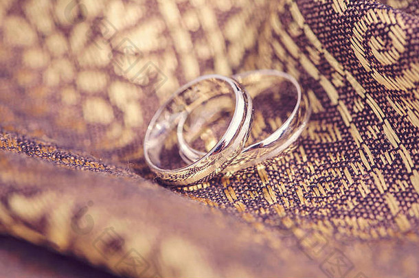 美丽背景上的结婚戒指