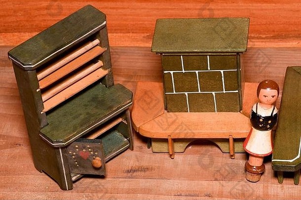 女孩的老式玩具。木制复古玩具。玩具柜和玩具壁炉。木制人偶。