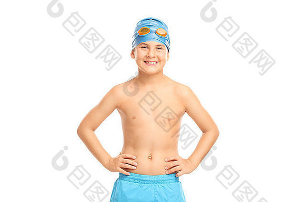 一个戴着蓝色泳帽和橙色泳镜的快乐的小孩看着隔离在白色背景上的摄像机