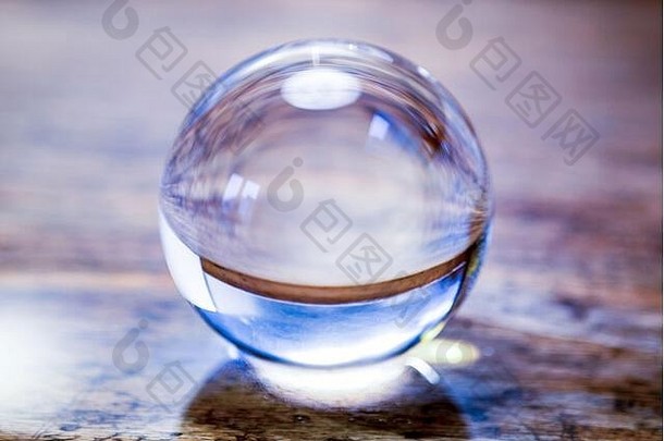 特写镜头美丽的玻璃球乡村木表格