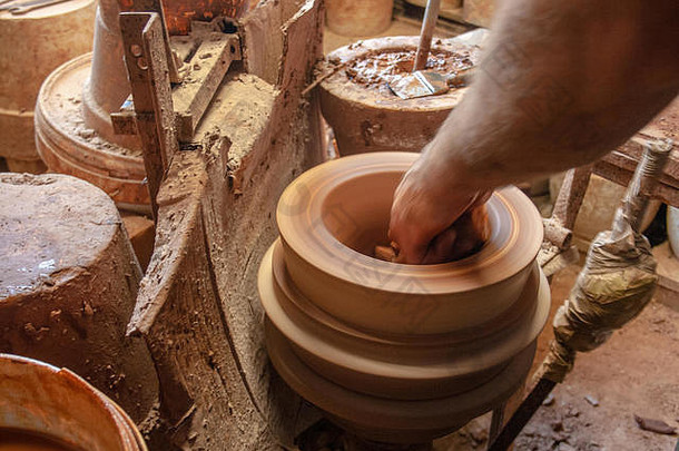 老厂生产陶器，制作陶器