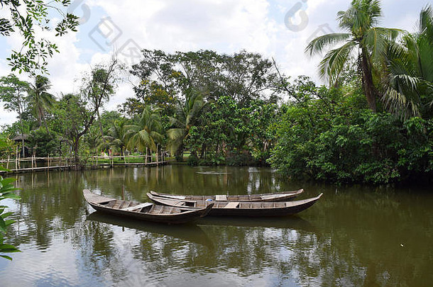 越南胡志明市平奎西贡河的传统船