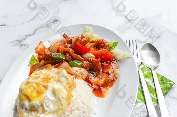 甜蜜的酸鸡鱼炸蛋茉莉花泰国大米亚洲食物表格概念