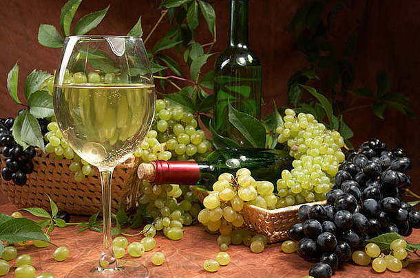 干白葡萄酒，新鲜的葡萄串